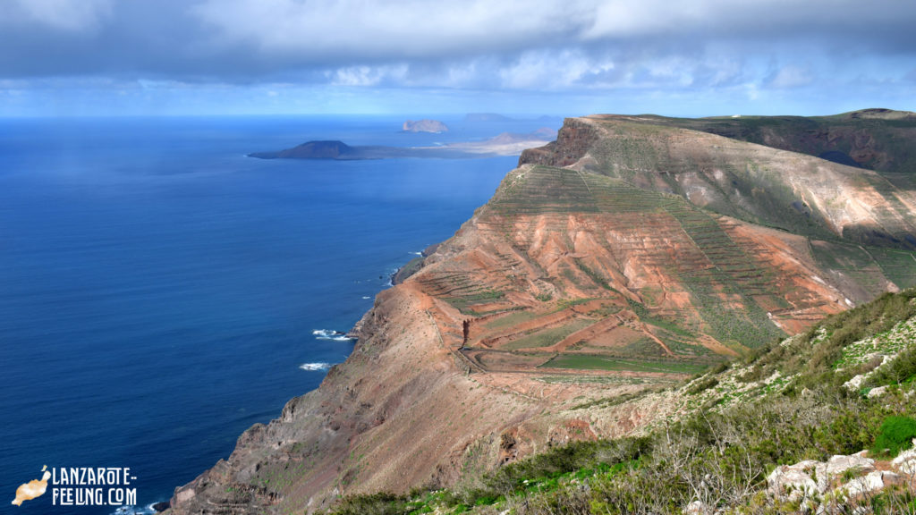 Hiking on Mta, Aganada with views to La Graciosa